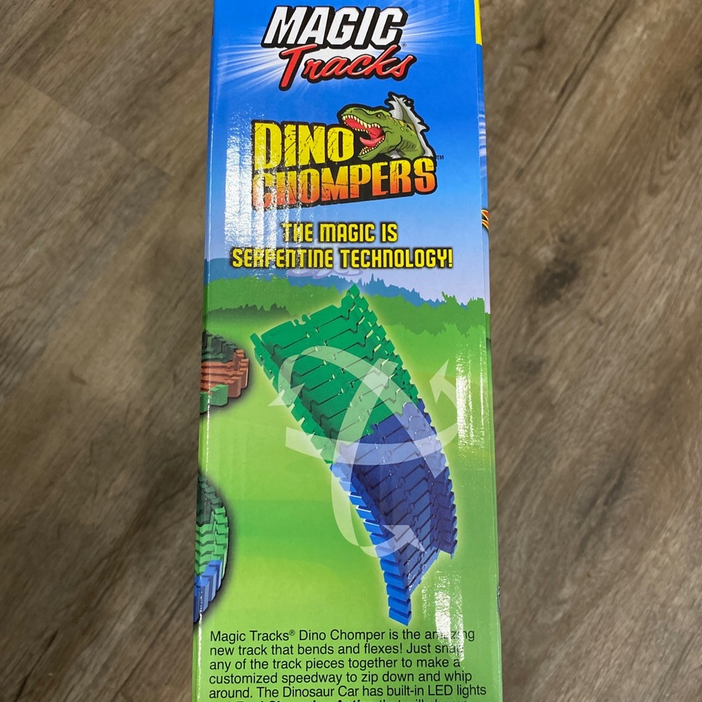 New!!! Magic Tracks Dino Chompers 172 Pcs 8Ft Tracks Raptor Car LED Chomp Action - Picture 4 of 5